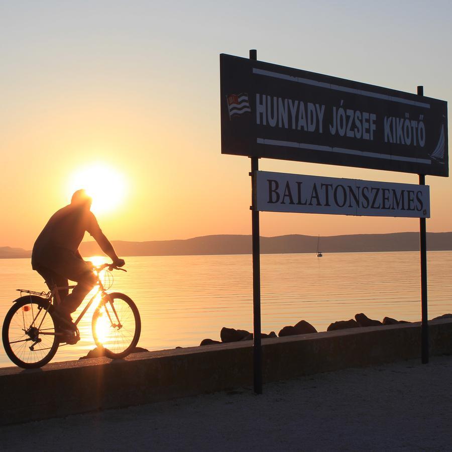 Blue Bike Hostel บาลาตอนเซเมช ภายนอก รูปภาพ